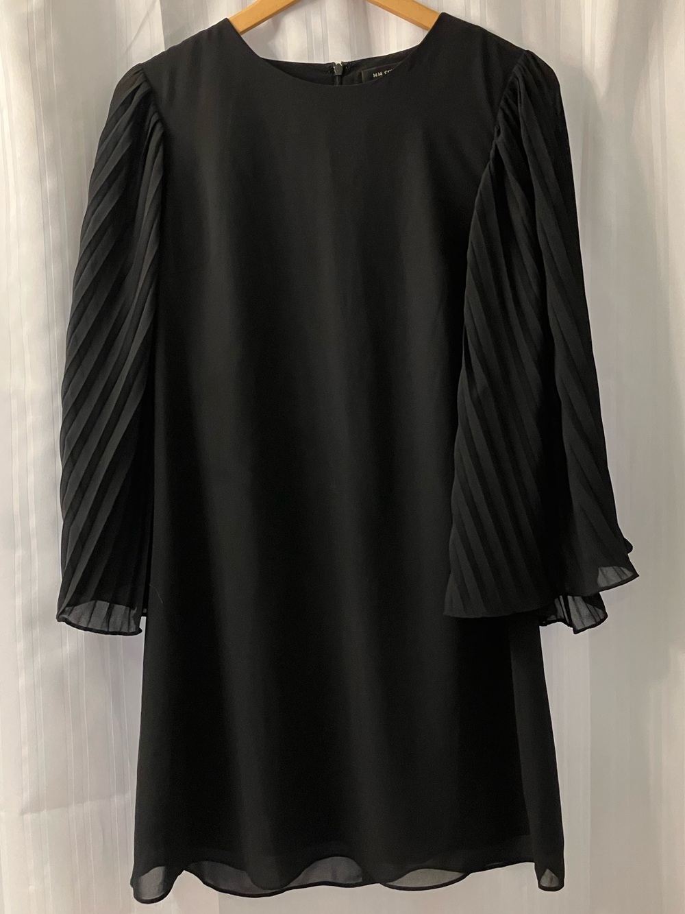 MM COUTURE Black Pleated-Sleeve Shift Dress - Small